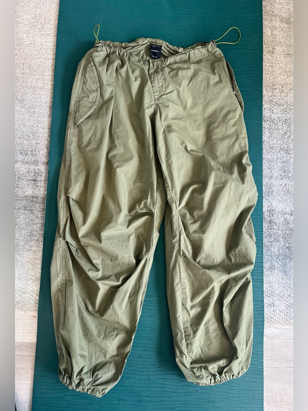 Urban Outfitters Parachute Baggy
Tech iets frans Pants Olive Khaki Green XS
